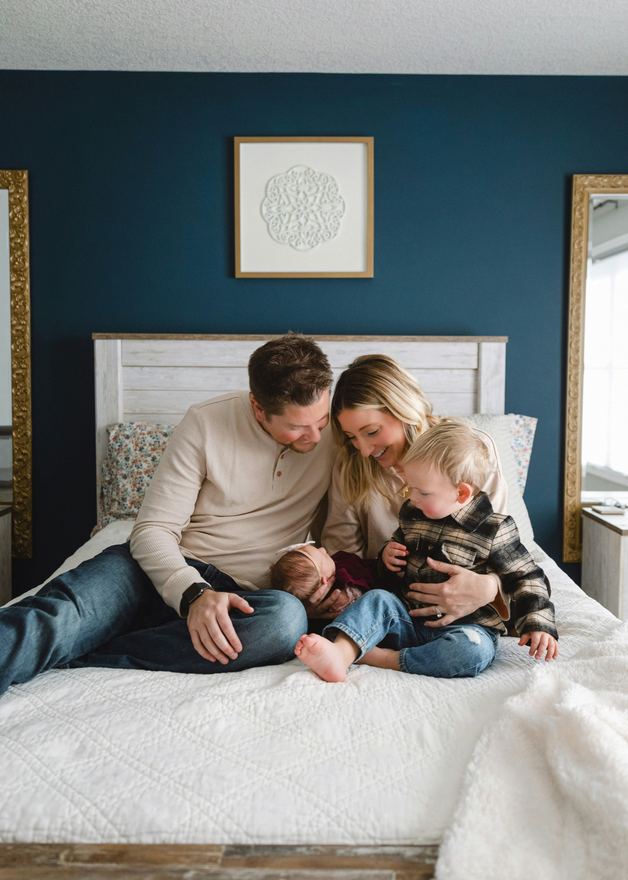 Familia sentada junta en una cama