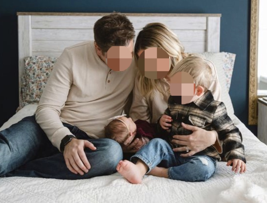 Una foto de familia en el editor de Redacted con todas las caras pixeladas.